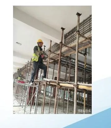 Fundi akifanya uimarishaji wa mihimili na nguzo